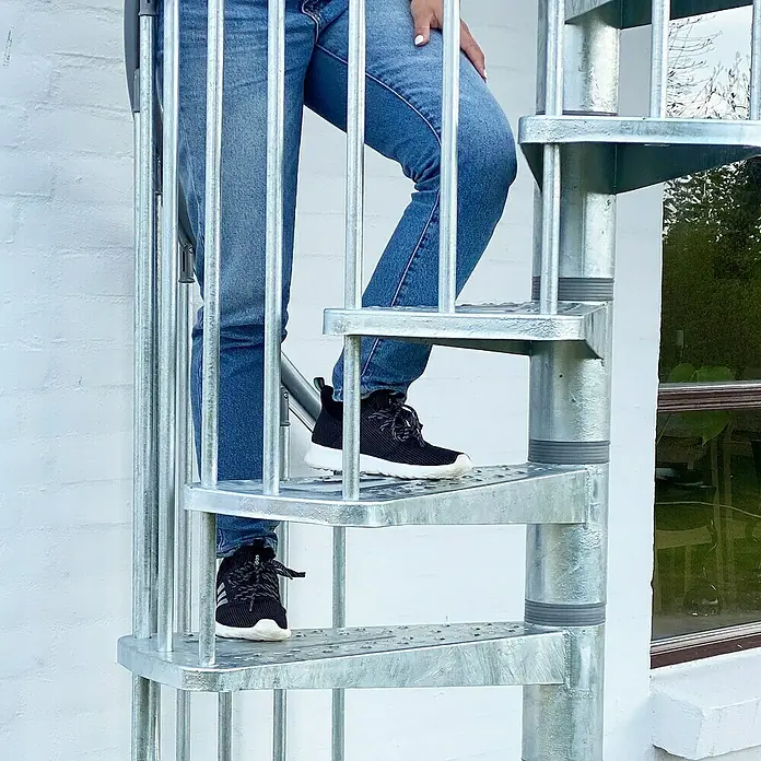 Dolle Außenspindeltreppe Gardenspin - Durchmesser: 125 cm, Geschosshöhe: 246 cm - 282 cm, Anzahl Steigungen: 12 Stk. - Anwendungsbeispiel