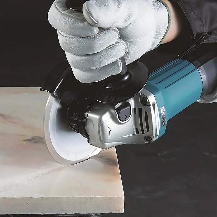 Makita Winkelschleifer GA5030R - 720 W, Schleifscheibe: Ø 125 mm, 0 U/min - 11.000 U/min - Anwendungsbeispiel