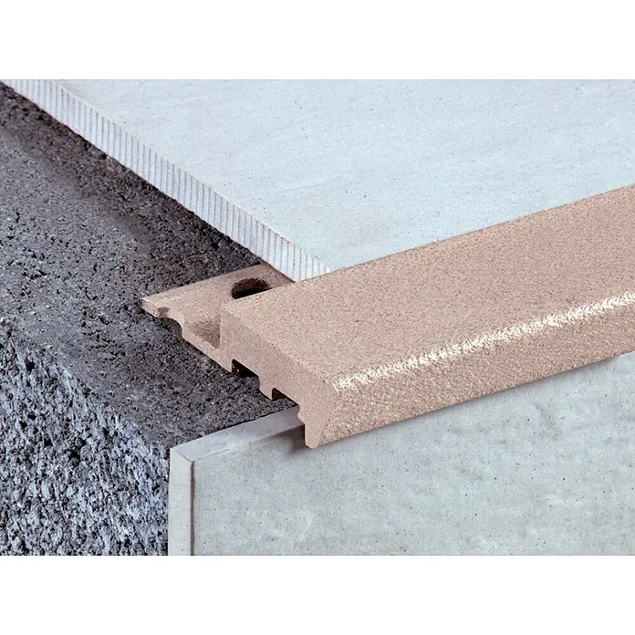 Perfil para peldaño - 2,5 m x 41 mm x 12,5 mm, PVC - Primer plano