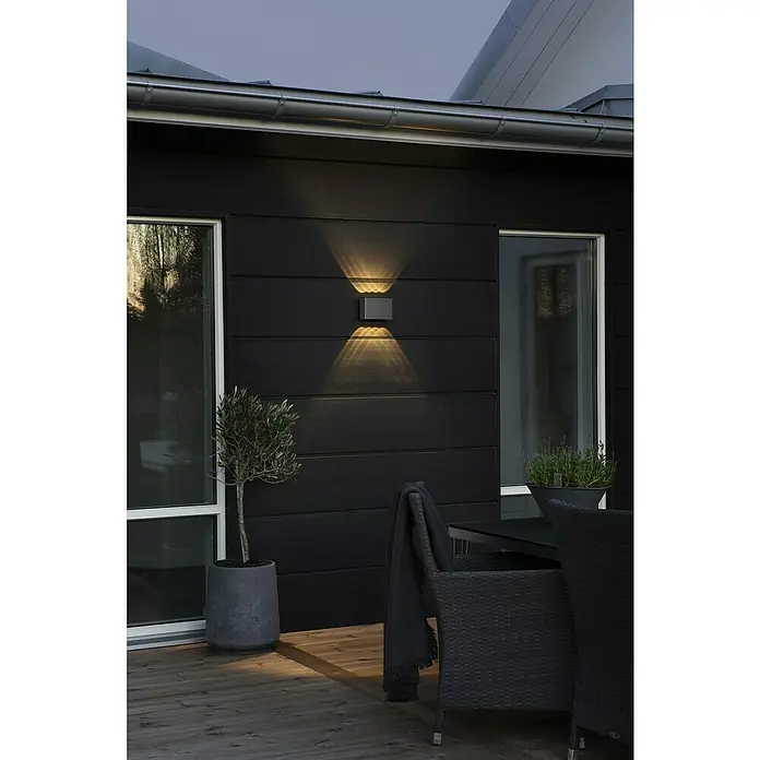 Konstsmide Led-wandlamp voor buiten Chieri - 8 W, 6 x 17 x 11 cm, IP54 - Sfeeropname