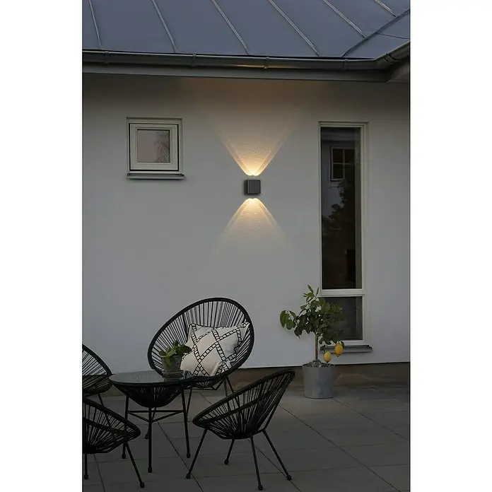 Konstsmide Led-wandlamp voor buiten Chieri - 4 W, 6 x 11 x 11 cm, IP54 - Sfeeropname