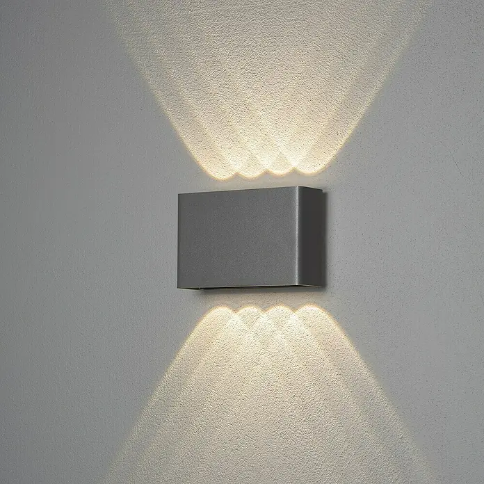 Konstsmide Led-wandlamp voor buiten Chieri - 8 W, 6 x 17 x 11 cm, IP54 - Sfeeropname