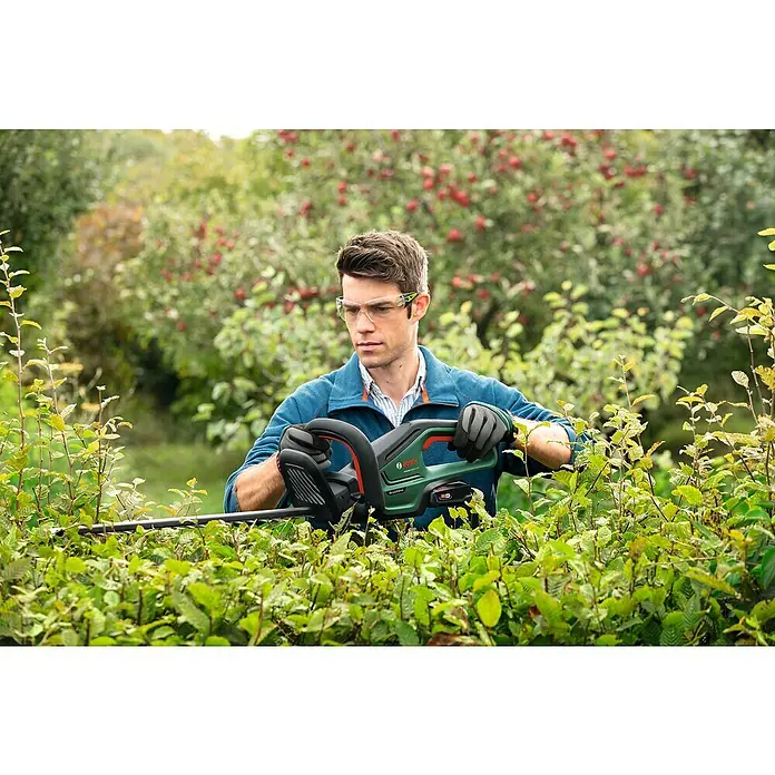 Bosch Cortasetos de batería Universal Hedgecut 18-50 - 18 V, Iones de litio, 2,5 Ah, 1 batería - Producto en uso