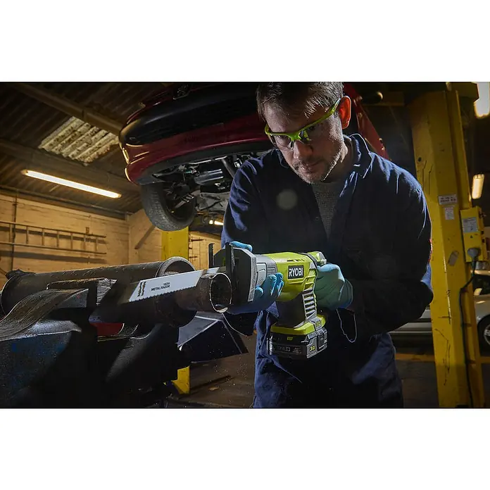 Ryobi ONE+ Maschinen-Set R18CK4E-242S - 8 -tlg., 2 Akkus - Anwendungsbeispiel