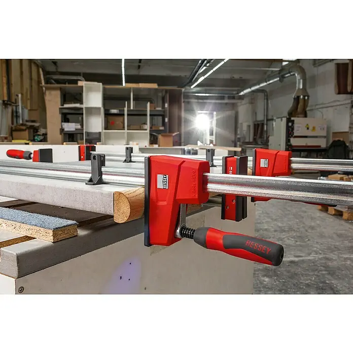 Bessey Korpuszwinge REVO KRE 1000/95 - 1.000 mm, Ausladung: 95 mm - Anwendungsbeispiel