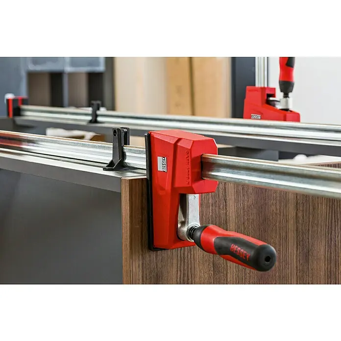 Bessey Korpuszwinge REVO KRE 800/95 - 800 mm, Ausladung: 95 mm - Anwendungsbeispiel