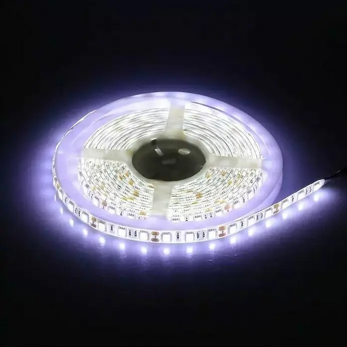 LED traka - Duljina: 5 m, Hladna bijela, 48 W - Proizvod u upotrebi