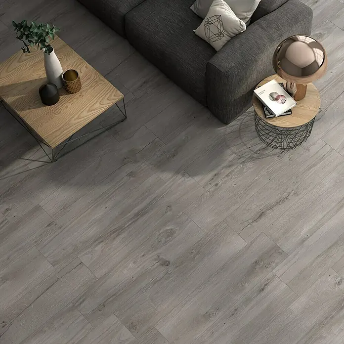 Pavimento porcelánico Confort - 25 x 100 cm, Roble, Estilo madera - Foto ambiente