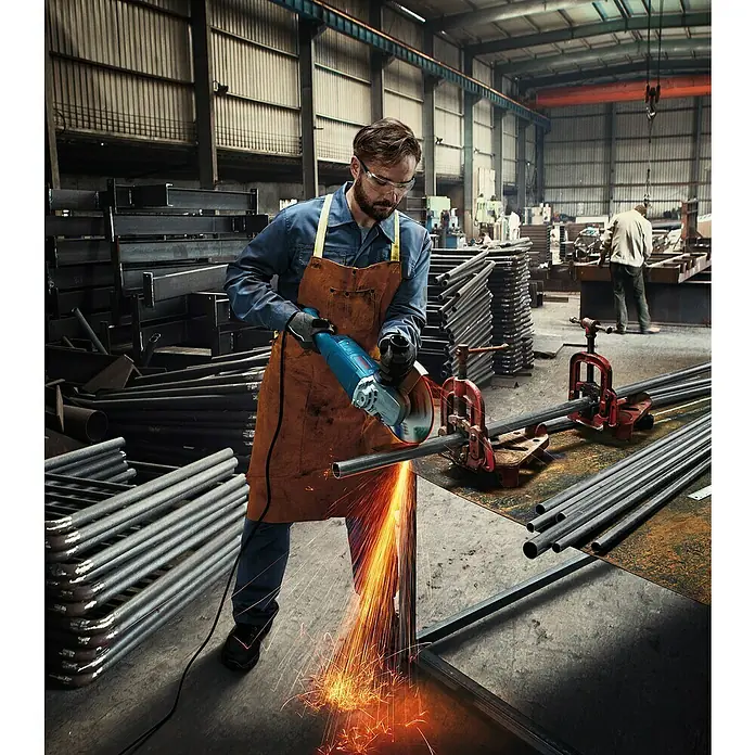 Bosch Professional Amoladora GWS 20-230 J - 2.000 W, Diámetro disco: 230 mm, Número de revoluciones de marcha en vacío: 6.500 r.p.m. - Producto en uso