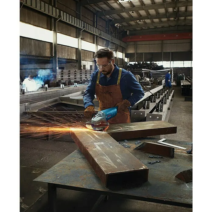 Bosch Professional Amoladora GWS 20-230 J - 2.000 W, Diámetro disco: 230 mm, Número de revoluciones de marcha en vacío: 6.500 r.p.m. - Producto en uso