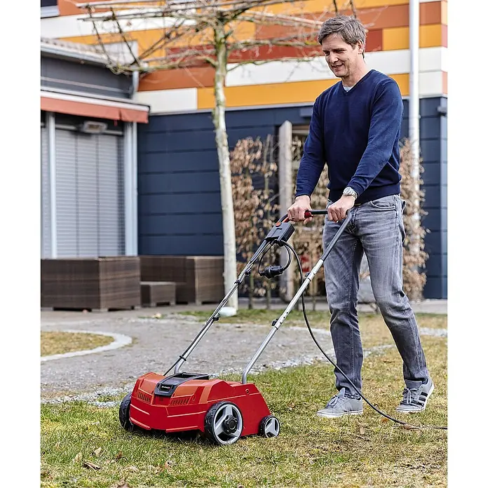 Einhell Classic Elektro-Vertikutierer GC-ES 1231/1 - 1.200 W, 31 cm, Max. Flächenempfehlung: 300 m² - Anwendungsbeispiel