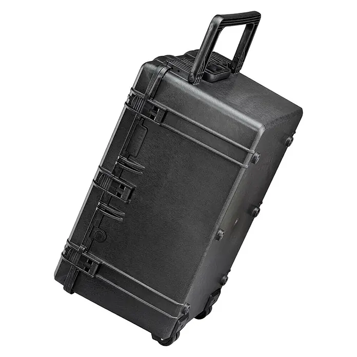 Wasserdichter Koffer MAX750 - L x B x H: 816 x 540 x 436 mm, Mit Würfelschaumstoffeinlage, Schwarz, Kunststoff - Diagonale Ansicht