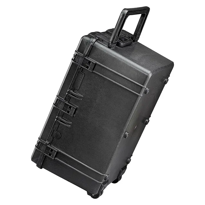 Wasserdichter Koffer MAX750 - L x B x H: 816 x 540 x 436 mm, Ohne Schaumstoffeinlage, Schwarz, Kunststoff - Diagonale Ansicht