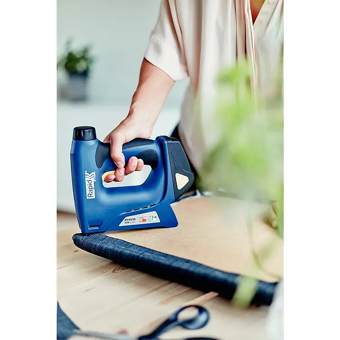 Rapid Akku-Tacker BTX530 - 7,2 V, Li-Ionen, 1,3 Ah, 1 Akku, Klammertiefe: 6 - 14 mm - Anwendungsbeispiel