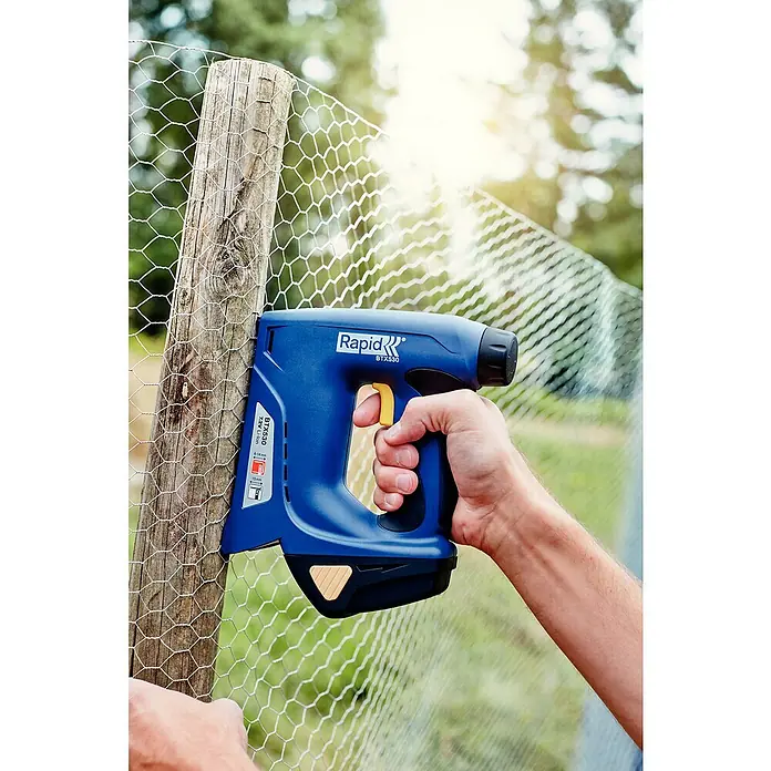 Rapid Akku-Tacker BTX530 - 7,2 V, Li-Ionen, 1,3 Ah, 1 Akku, Klammertiefe: 6 - 14 mm - Anwendungsbeispiel