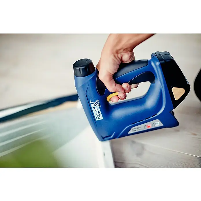 Rapid Akku-Tacker BTX530 - 7,2 V, Li-Ionen, 1,3 Ah, 1 Akku, Klammertiefe: 6 - 14 mm - Anwendungsbeispiel