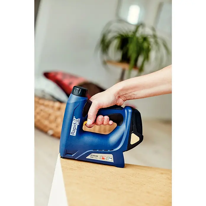 Rapid Akku-Tacker BTX530 - 7,2 V, Li-Ionen, 1,3 Ah, 1 Akku, Klammertiefe: 6 - 14 mm - Anwendungsbeispiel