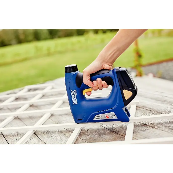 Rapid Akku-Tacker BTX530 - 7,2 V, Li-Ionen, 1,3 Ah, 1 Akku, Klammertiefe: 6 - 14 mm - Anwendungsbeispiel