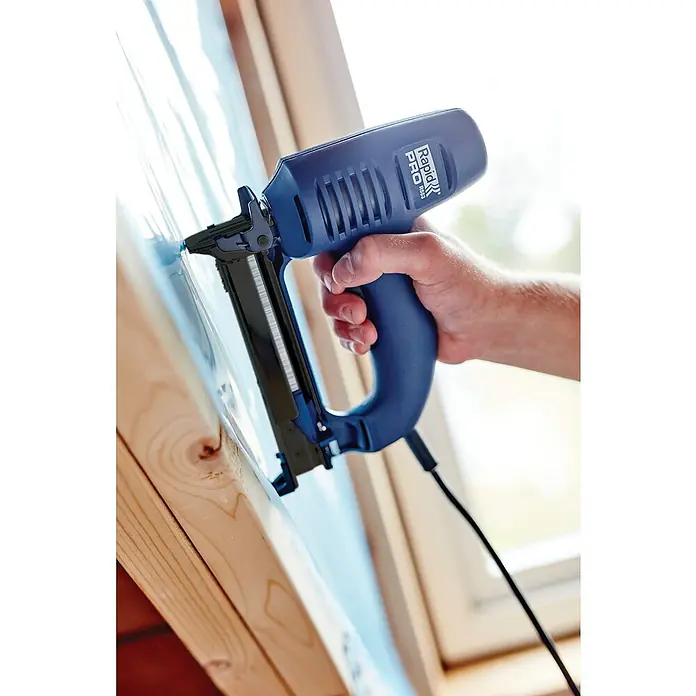 Rapid Kombi-Elektrotacker R553 PRO - Klammertiefe: 8 - 20 mm, Elektrisch, Schachtel - Anwendungsbeispiel