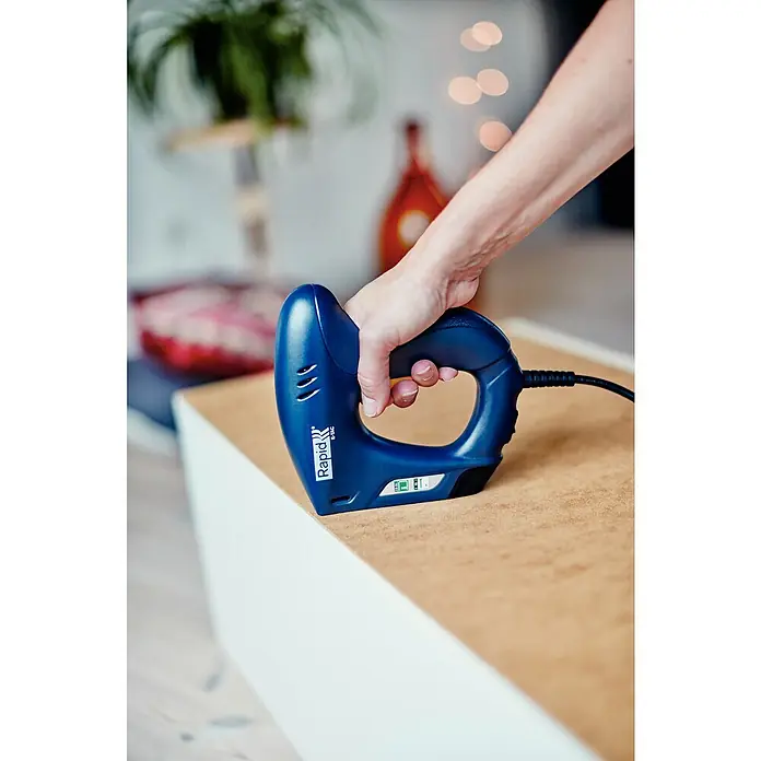 Rapid Kombi-Elektrotacker E-TAC - Klammertiefe: 6 - 14 mm, Elektrisch - Anwendungsbeispiel