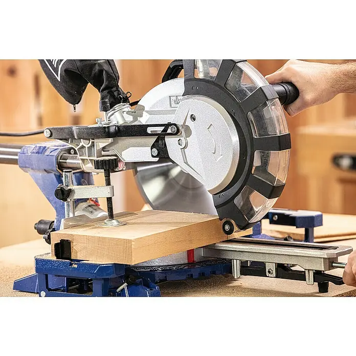 Scheppach Kapp- & Gehrungssäge HM254SPX - 2.200 W, Durchmesser Sägeblatt: 254 mm, Leerlaufdrehzahl: 4.800 U/min - Anwendungsbeispiel