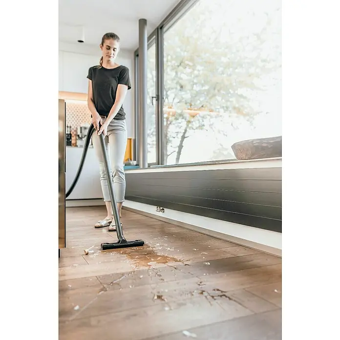 Kärcher Usisivač za mokro i suho usisavanje WD 2 Plus V-12/4/18 - 1.000 W, 12 l - Proizvod u upotrebi