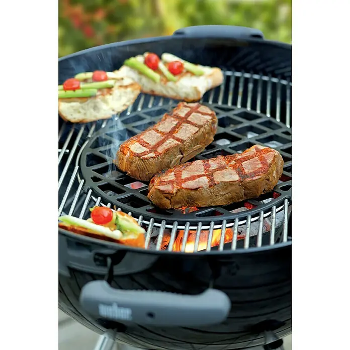 Weber Gourmet BBQ System Grillrost - Gusseisen, Geeignet für: Kugelgrill 57 cm - Anwendungsbeispiel