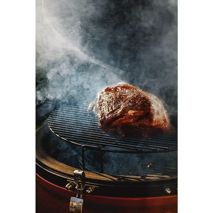 Kamado Joe Holzkohlegrill CLASSIC II - Rot, Hauptgrillfläche: Ø 46 cm - Anwendungsbeispiel