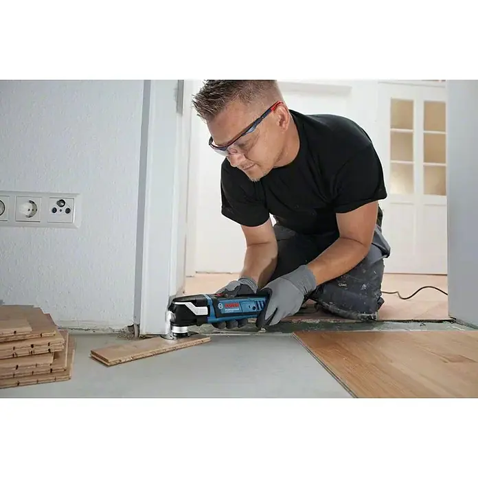 Bosch Professional Multiherramienta GOP 40-30 + accesorios - 400 W, Ángulo de oscilación: ± 1,5°, Sistema STARLOCK - Producto en uso