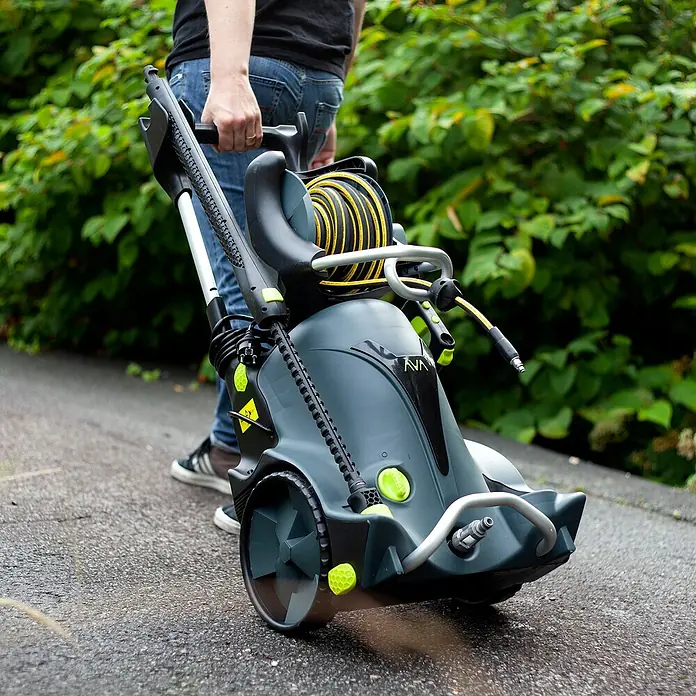 Ava Master Hochdruckreiniger P80 - 2.800 W, Max. Druck: 160 bar, Fördermenge: Max. 600 l/h, 8 -tlg. - Anwendungsbeispiel