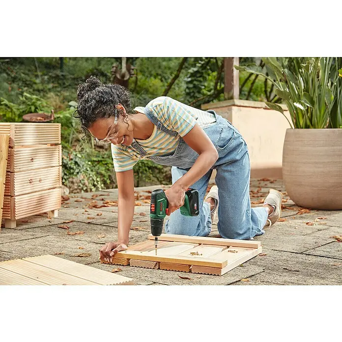 Bosch 18 V Power for All Akku-Bohrschrauber EasyDrill 18V-40 - 18 V, 2 Akkus, 2 Ah, Leerlaufdrehzahl: 430 U/min - 1.630 U/min - Anwendungsbeispiel