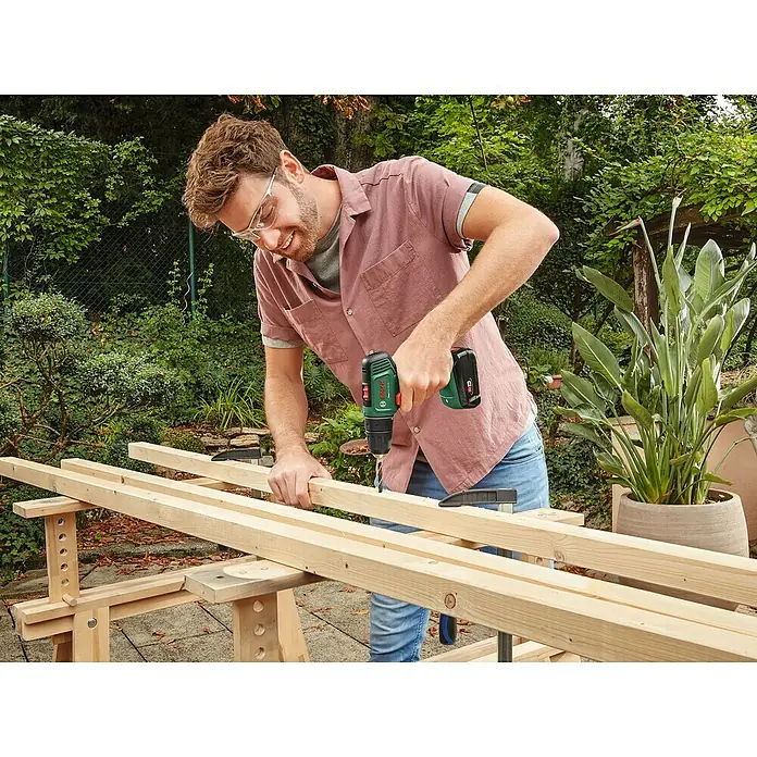 Bosch 18 V Power for All Akku-Bohrschrauber EasyDrill 18V-40 - 18 V, 2 Akkus, 2 Ah, Leerlaufdrehzahl: 430 U/min - 1.630 U/min - Anwendungsbeispiel