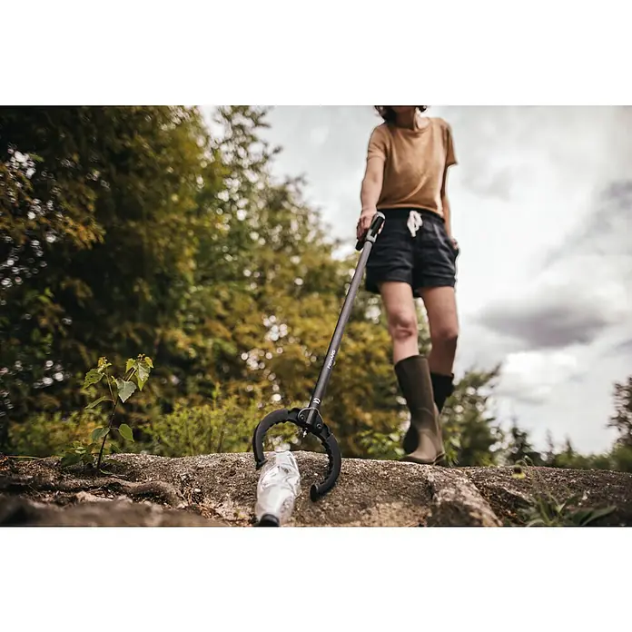 Fiskars Solid Grijper - Lengte: 87,5 cm - Toepassingsvoorbeeld