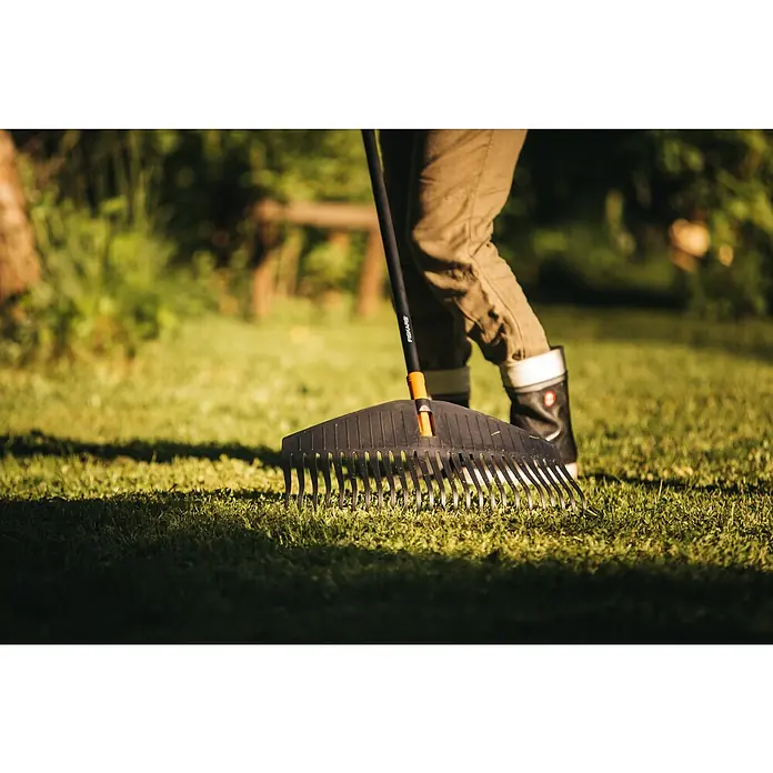 Fiskars Solid Bladhark - Werkbreedte: 41 cm, Kunststof - Toepassingsvoorbeeld