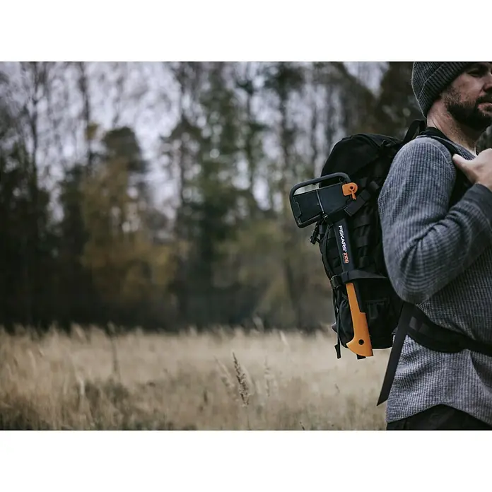 Fiskars Universele bijl X10 - S - Geschikt voor: Outdoor- en trekkingactiviteiten - Toepassingsvoorbeeld