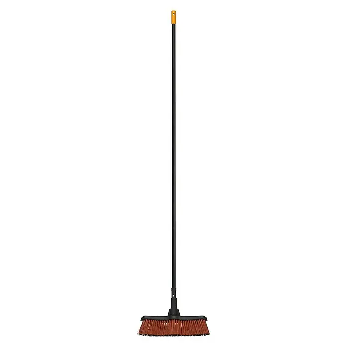 Fiskars Solid Tuinbezem - Werkbreedte: 38 cm, zwart/rood - Vooraanzicht