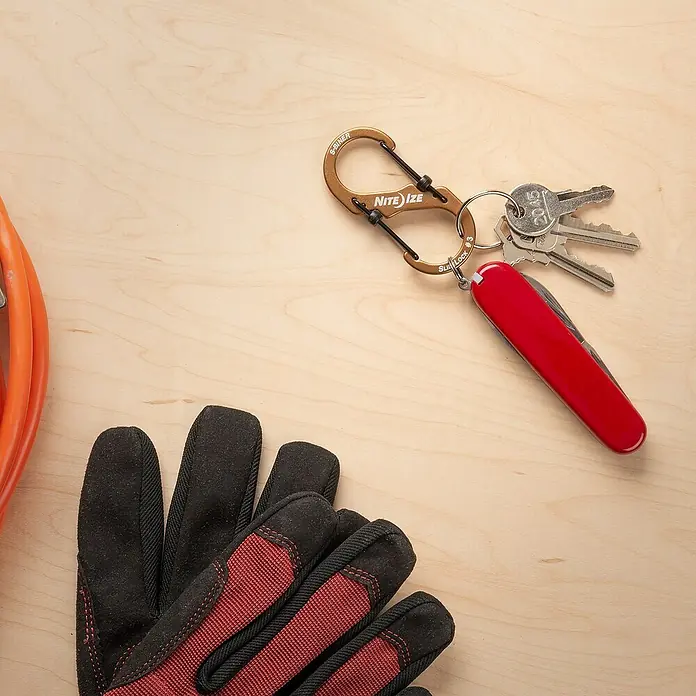 Nite Ize Doppelkarabiner S-Biner Slidelock - Aluminium, Kojotenbraun - Anwendungsbeispiel