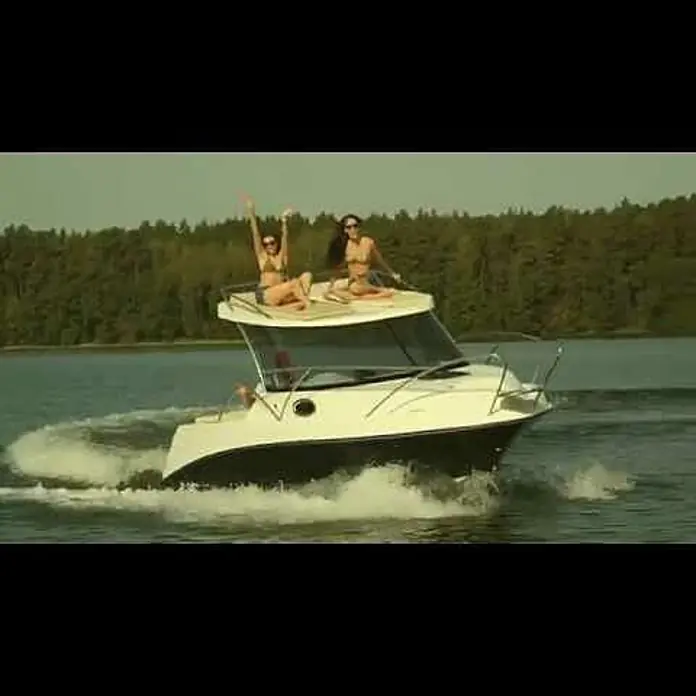 PEGAZUS GFK-Boot GFK Escapade 600 - Motorleistung: Ohne Motor, Max. 6 Personen, Nutzlast: 660 kg, CE-Klasse C - ESCAPADE 600 with a sunbed on the rooftop