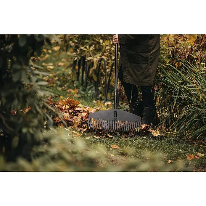 Fiskars Solid Fächerbesen - Arbeitsbreite: 52 cm, Anzahl Zinken: 24, Art Stiel: Langstiel - Anwendungsbeispiel