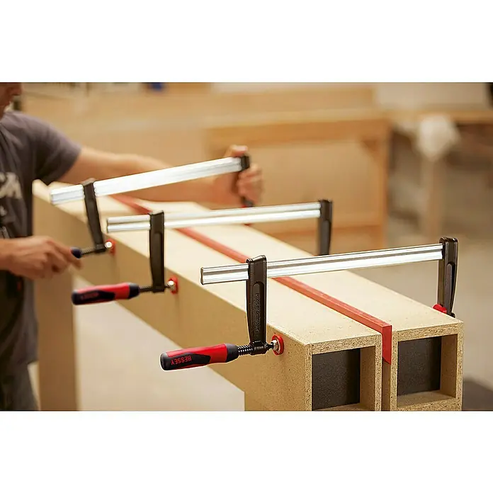 Bessey Tempergusszwinge TPN80S12BE - Spannweite: 800 mm, Ausladung: 120 mm - Anwendungsbeispiel