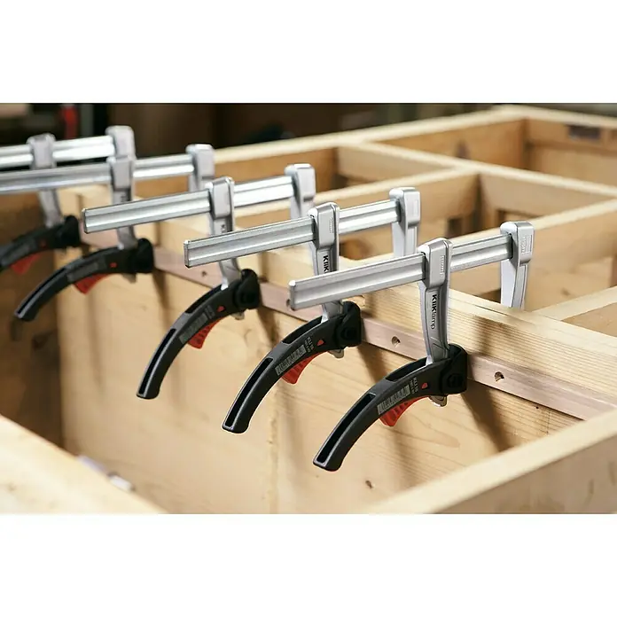 Bessey Magnesium-Zwinge KliKlamp KLI 25 - Spannweite: 250 mm, Ausladung: 80 mm - Anwendungsbeispiel