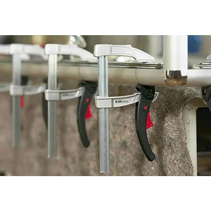 Bessey Magnesium-Zwinge KliKlamp KLI 25 - Spannweite: 250 mm, Ausladung: 80 mm - Anwendungsbeispiel