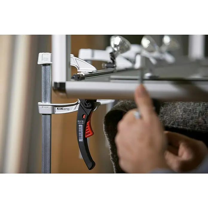 Bessey Magnesium-Zwinge KliKlamp KLI 25 - Spannweite: 250 mm, Ausladung: 80 mm - Anwendungsbeispiel