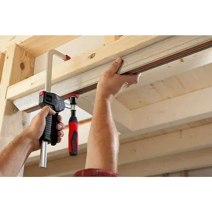 Bessey Einhandzwinge EHZ 30 - Spannweite: 300 mm - Anwendungsbeispiel