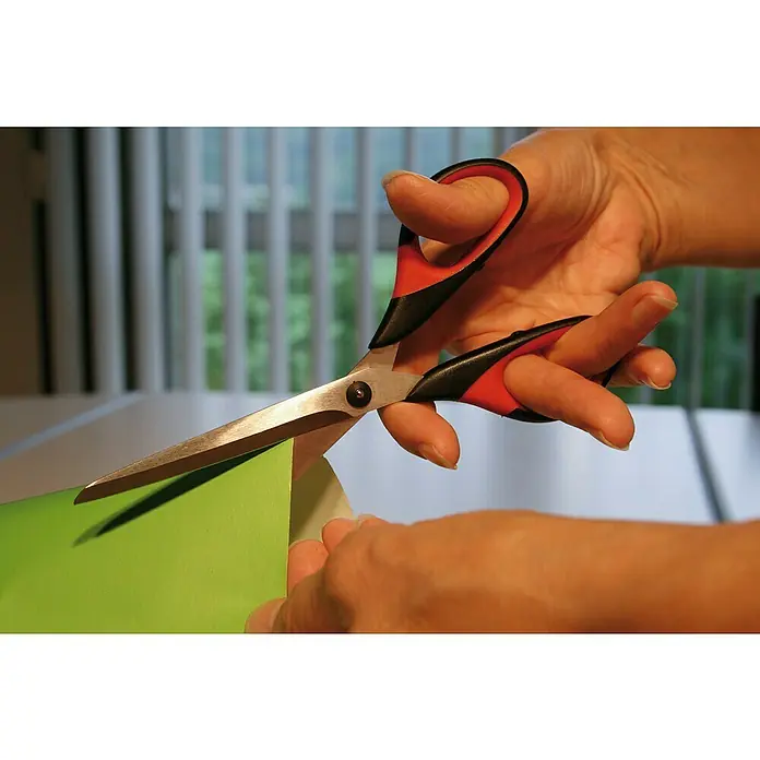 Wisent Tijeras para manualidades - Longitud de corte: 80 mm, Largo: 180 mm - Producto en uso