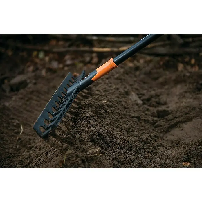 Fiskars Solid Gartenrechen Universal - Arbeitsbreite: 41 cm, Anzahl Zinken: 12, Langstiel - Anwendungsbeispiel