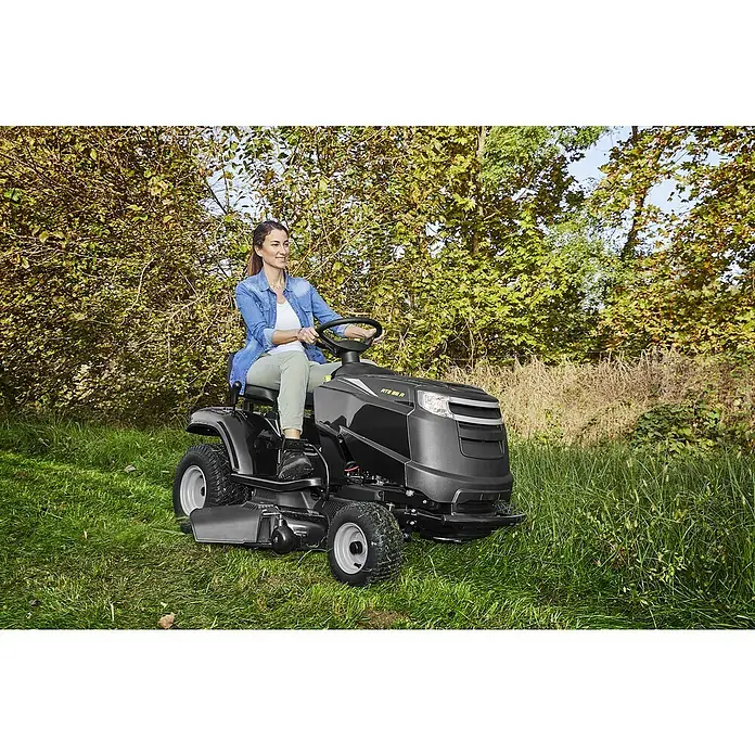 Alpina Tractor cortacésped AT3 98 A - 352 cm³, Ancho de corte: 98 cm - Producto en uso