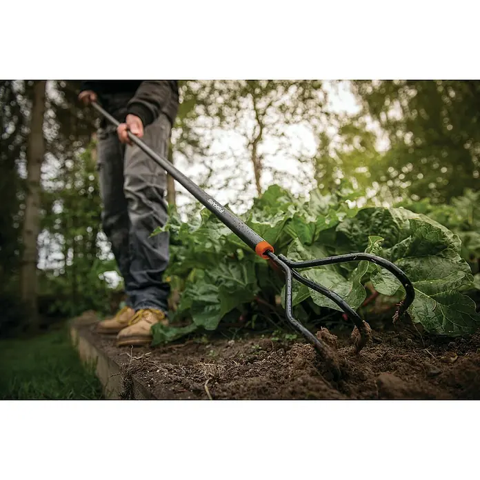 Fiskars Solid Grubber - Arbeitsbreite: 12 cm - Anwendungsbeispiel