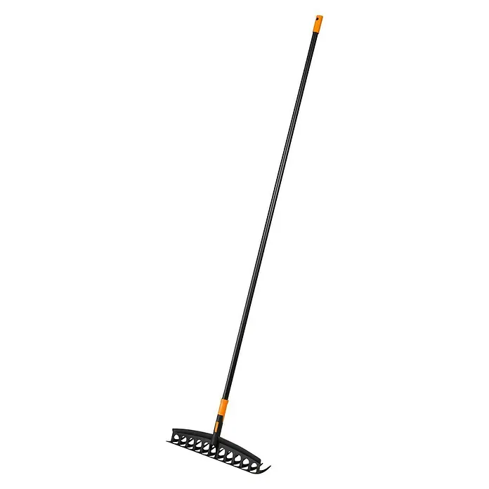 Fiskars Solid Gartenrechen Universal - Arbeitsbreite: 41 cm, Anzahl Zinken: 12, Langstiel - Diagonale Ansicht