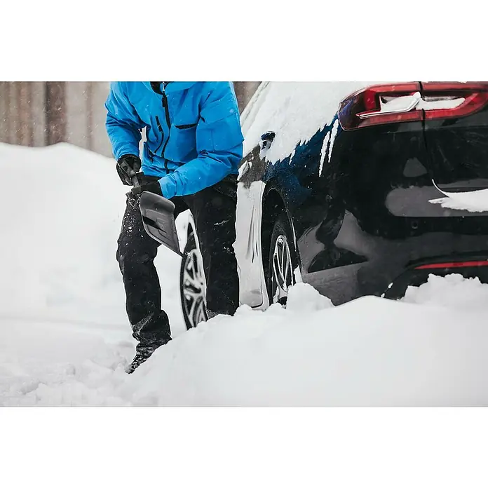 Fiskars Solid Autoschaufel - Breite: 21,5 cm, Kunststoff, Geeignet für: Schnee - Anwendungsbeispiel